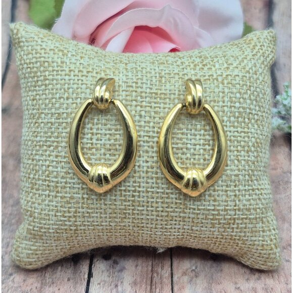 Vintage Sarah Coventry Gold Tone Door Knocker Pierced Hoop Earrings MINT 1.25" - Picture 1 of 9